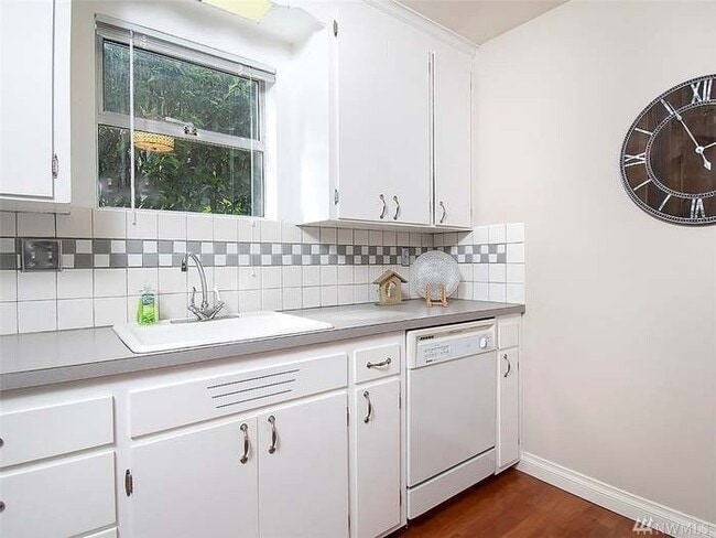 Building Photo - Beautiful Queen Anne Condo