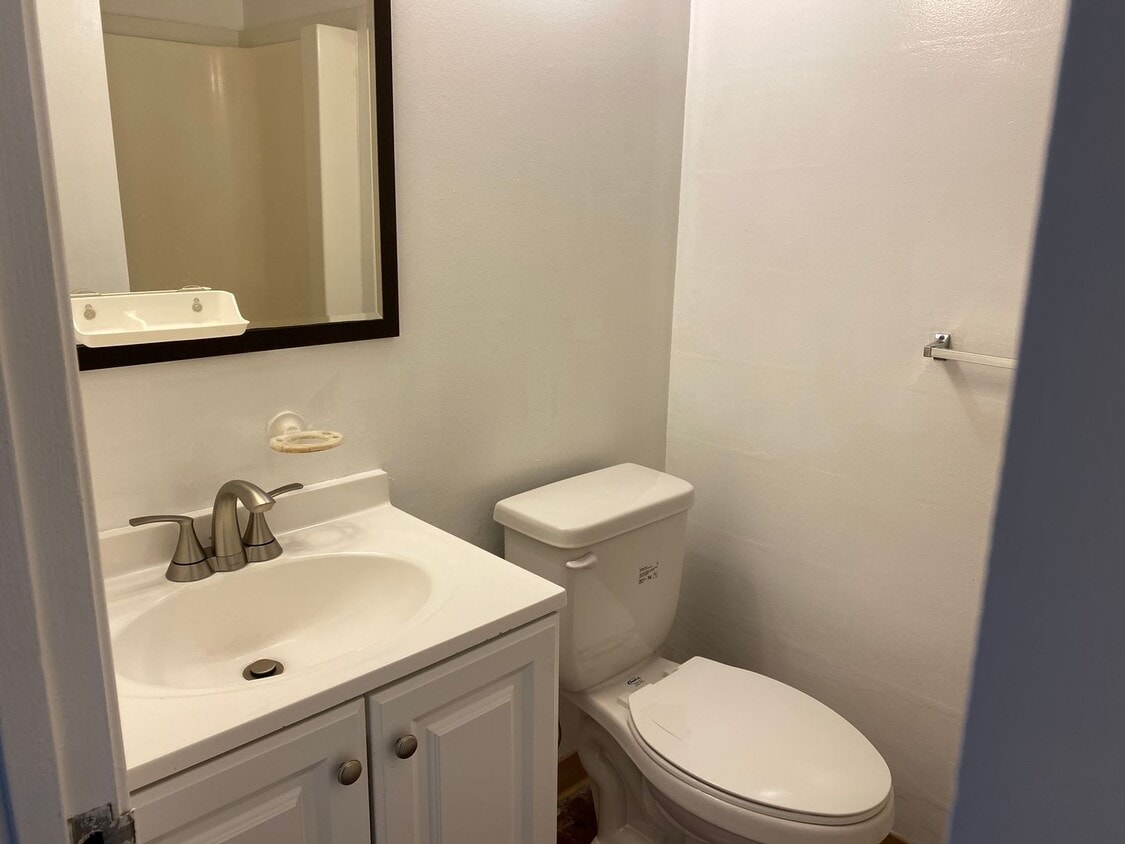Building Photo - Studio in Waikiki, all utilities included. No parking.