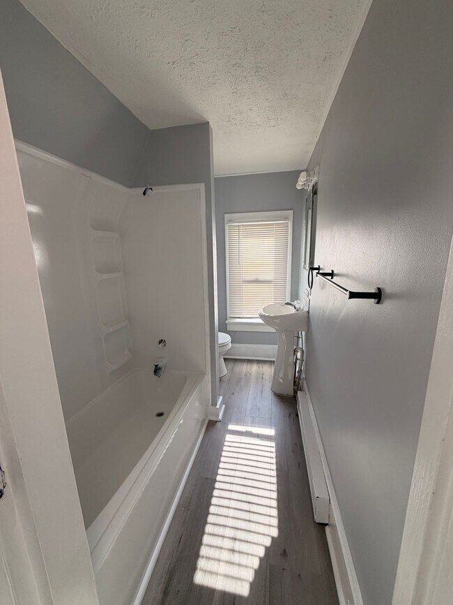 Foto del edificio - 2 bedroom available for a move right away!