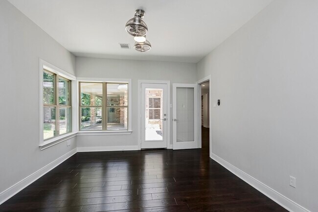 Foto del edificio - 810 Herdsman Dr