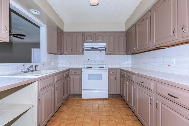 AMPLE KITCHEN - Vintage Square Apartments, McAllen, TX