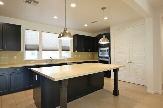 Photo - Gorgeous Modern 4 Bedroom 3.5 Bath in Stel... House