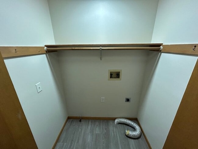 Foto del edificio - 2 bedroom 1.5 bath TOWNHOUSE with double private balconies and private view of the woods!