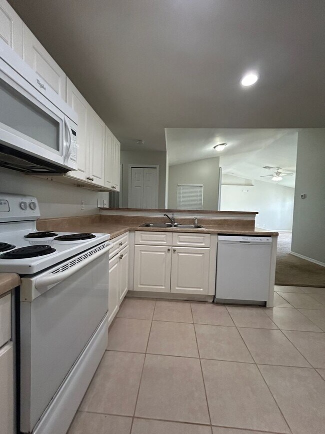 Foto del edificio - 3 Bedroom 2 Bath 2 Car Garage In Cape Coral!