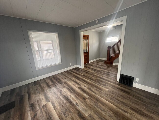 Foto del edificio - Spacious 3-bed, 1-bath 2-story home in Moline