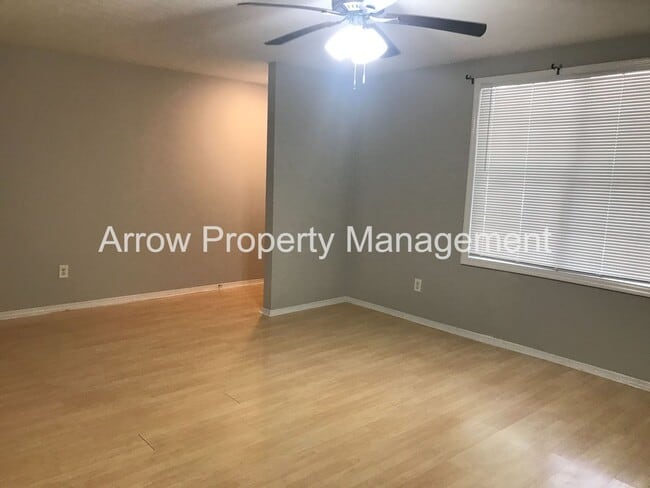 Foto del edificio - Great 2 Bedroom Townhome on Quiet Dead-End Street!