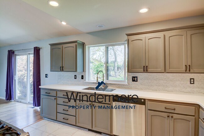 Foto del edificio - Modern 4 bed 2.5 Bath Home