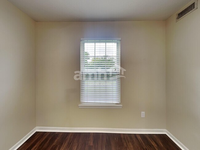 Foto del edificio - 13943 Wakefield Pl