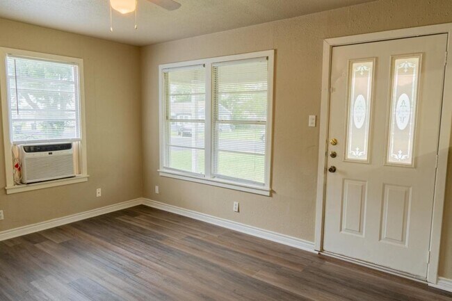 Building Photo - 1001 E Hiller St