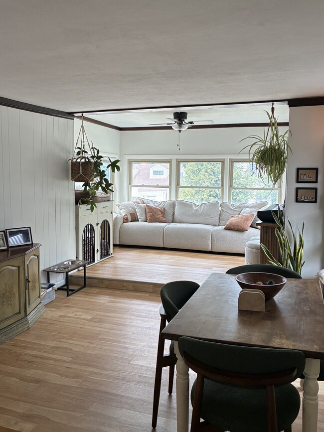 Sunroom - 8903 W Orchard St