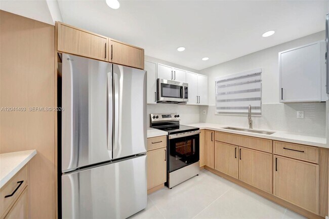 Foto del edificio - 1083 W 38th St