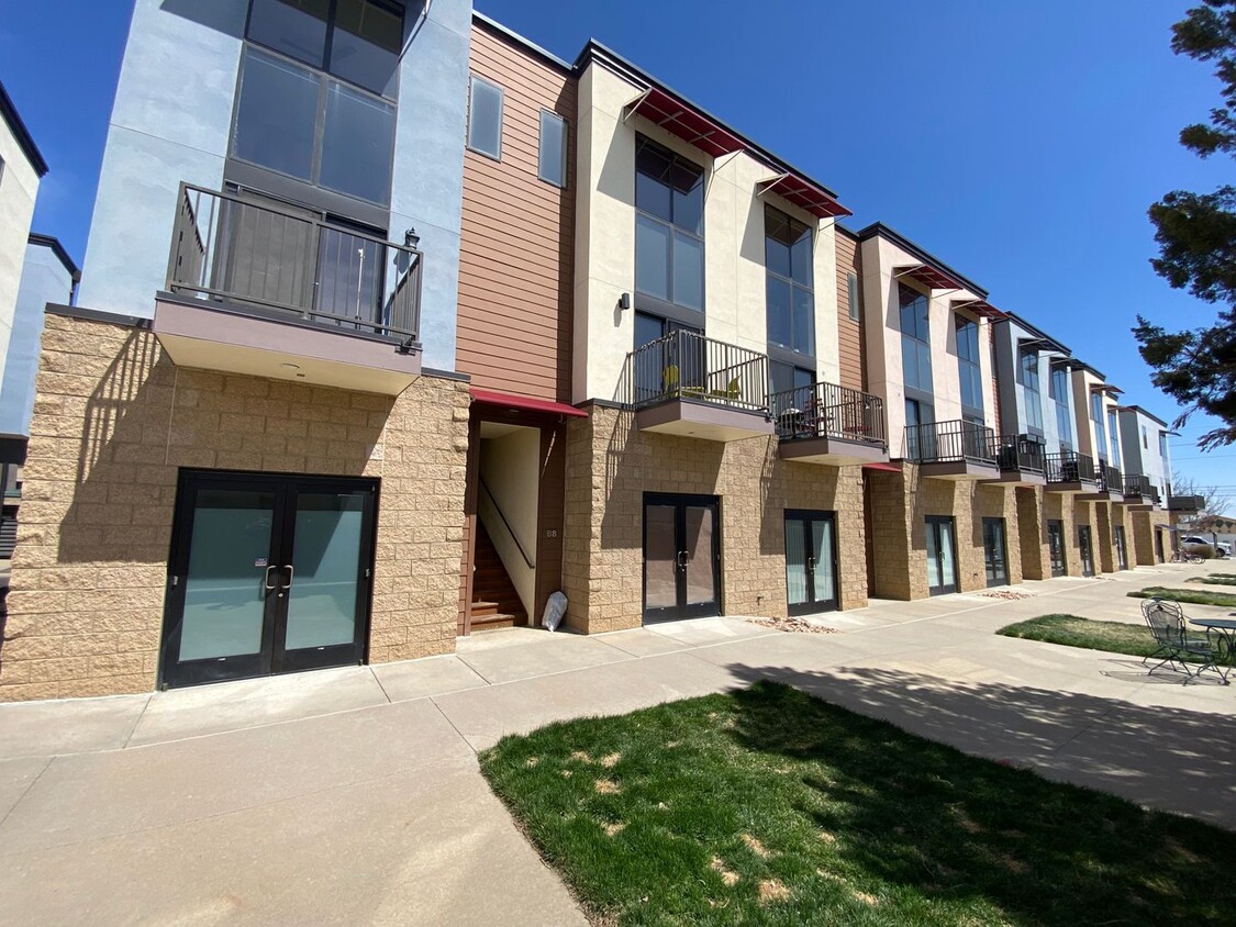 Primary Photo - 2 Bed, 2.5 Bath Townhouse with 330+ Sq Ft ...