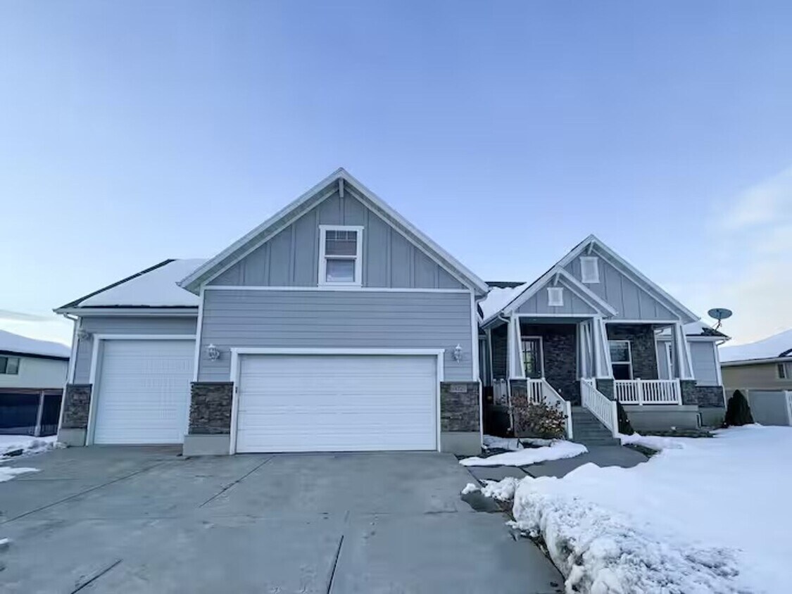 Foto principal - Fully Furnished 6 Bed, 3 Bath Home for Ren...