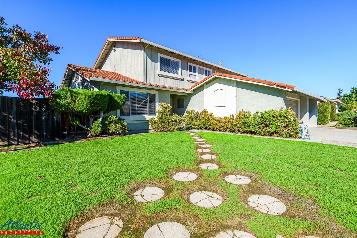 Foto principal - Beautiful Home | Remodeled | Corner Lot