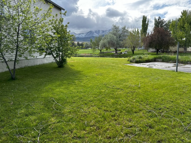 Building Photo - 460 Country Club Dr