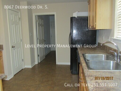 Foto del edificio - 8067 Deerwood Dr