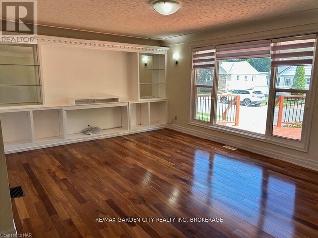 Building Photo - 834 David St