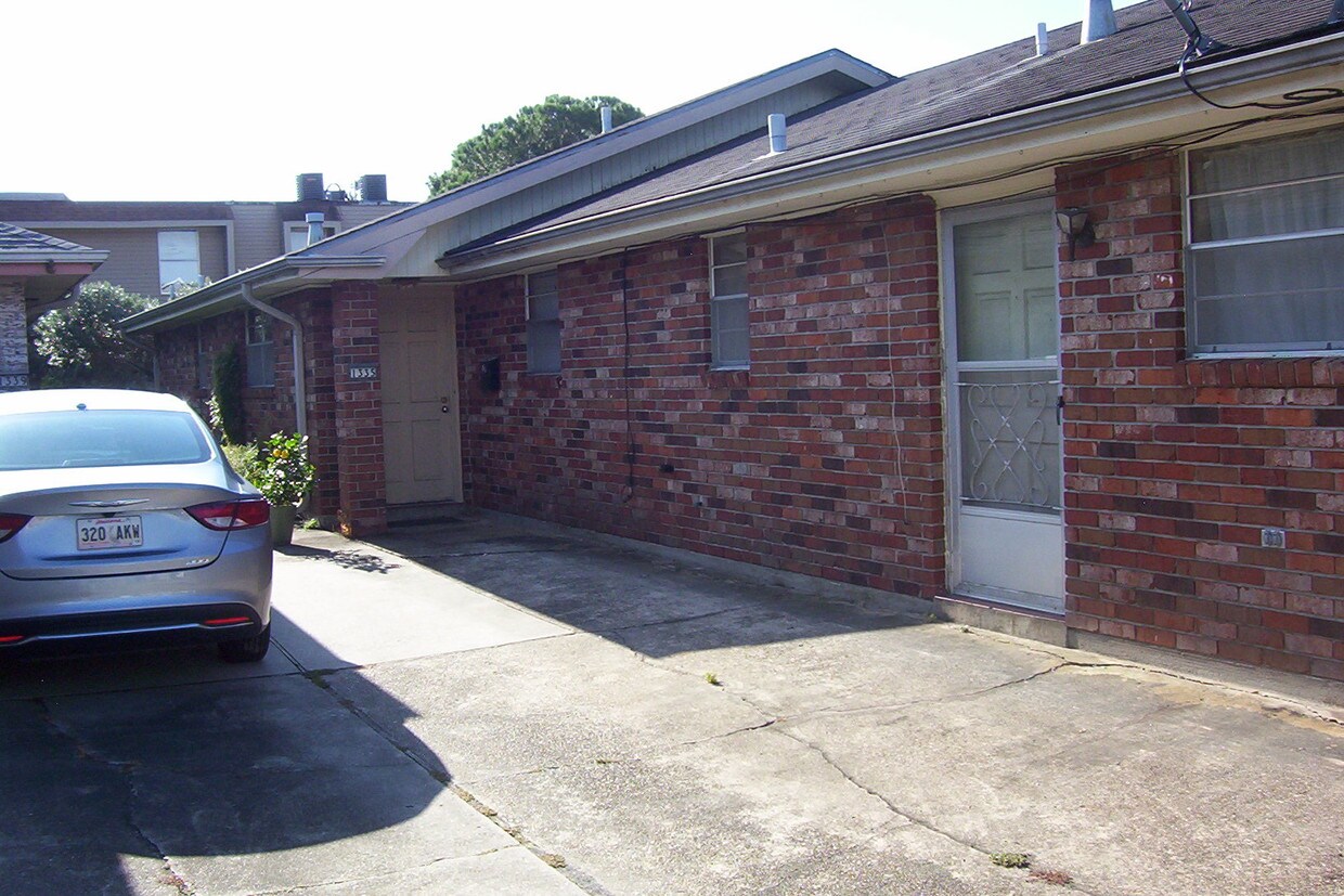 entrance - 1335 Carrollton Ave