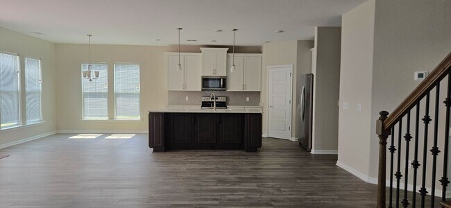 Foto del edificio - MOVE IN READY!