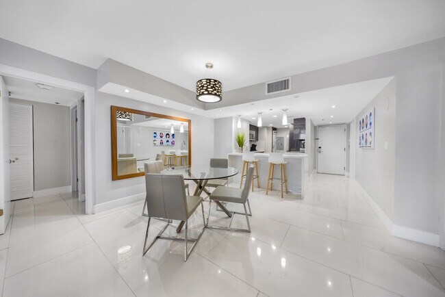 Foto del edificio - 1717 N Bayshore Dr