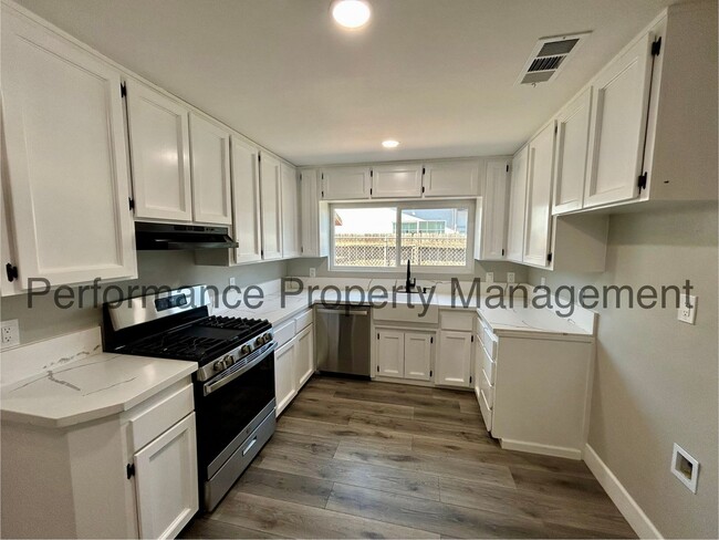 Building Photo - Charming 3 Bed/2 Bath Remodeled Home in Sh...