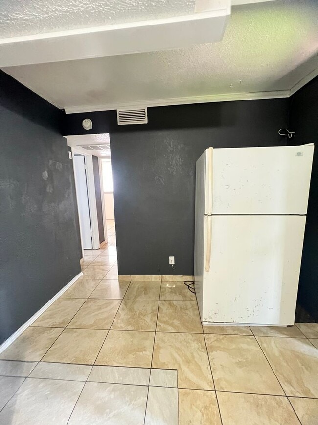 Building Photo - Downstairs 2 Bed / 1 Bath Apartment ALL UTILITIES INCLUDED