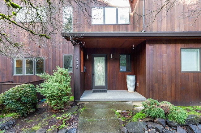 Building Photo - 302 NW Albemarle Terrace
