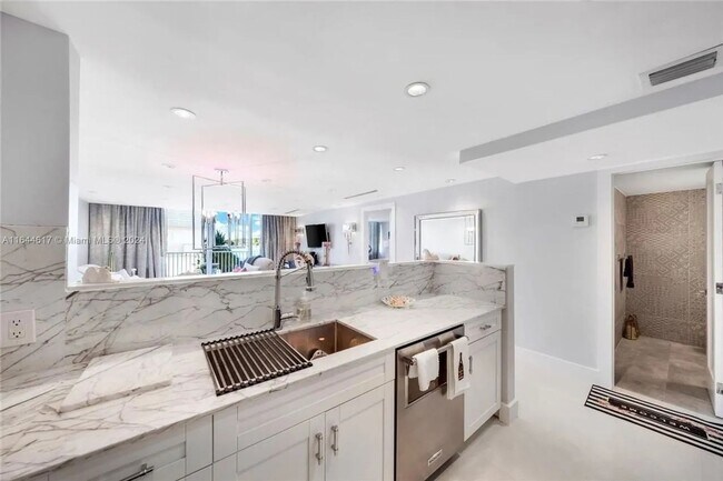 Building Photo - 1 Bedroom Townhome in Miami Beach
