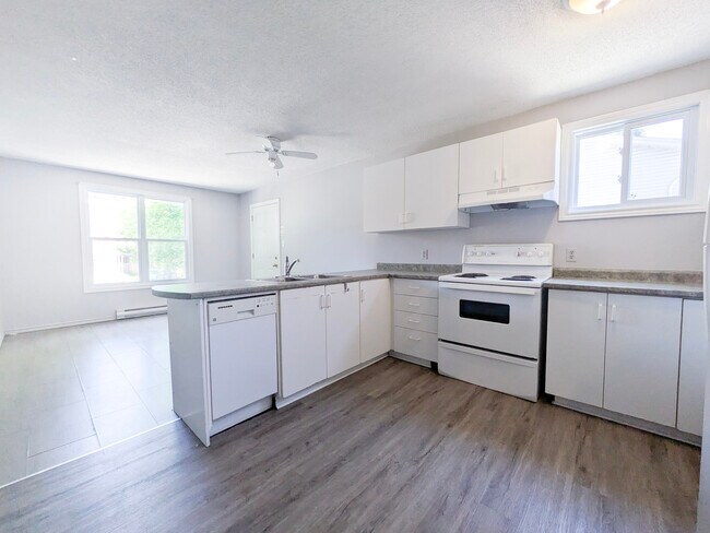 Building Photo - Student Rental at 32 Noecker!