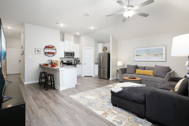 Building Photo - 3 miles from Lackland AFB!! $250 off of the first full month's rent!