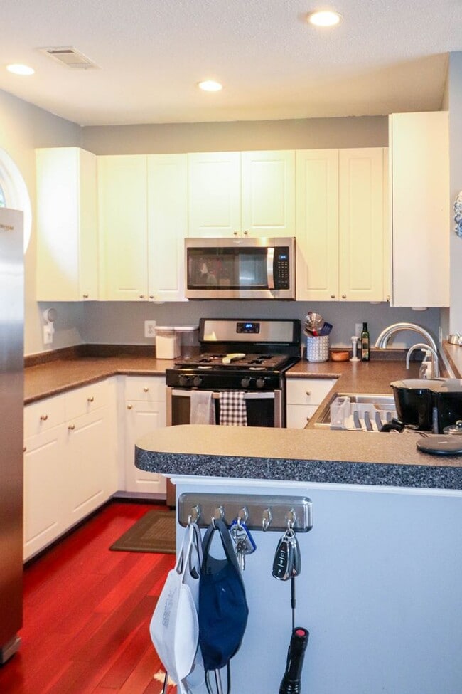 Building Photo - Two Level 2 Bed & 2 Bath Condo in the Marq...