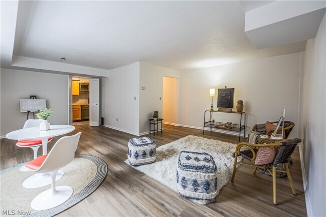 Foto del edificio - 19436 Van Aken Blvd