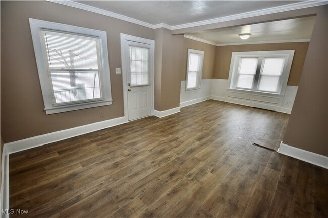 Building Photo - 583 Victoria Ave