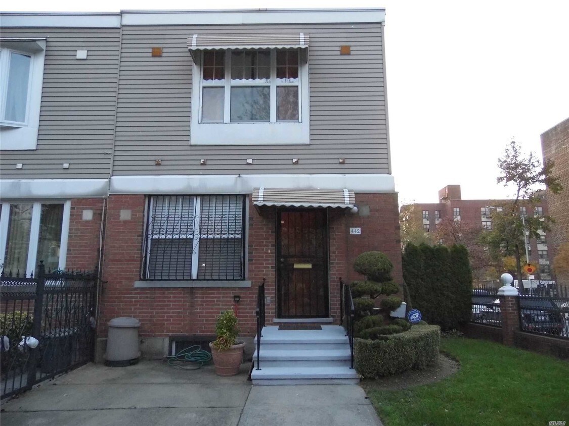 Primary Photo - 442 Sheffield Ave