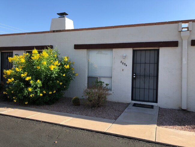 Foto del edificio - 8034 E Oak St
