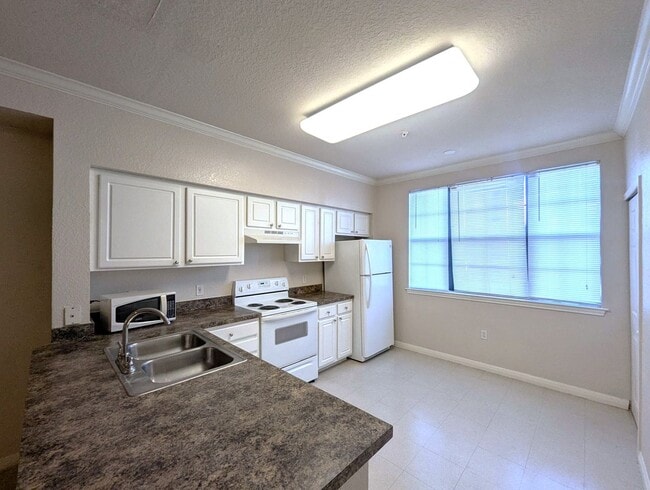 Building Photo - 1x1 Bright and spacious, convenient 1st floor unit