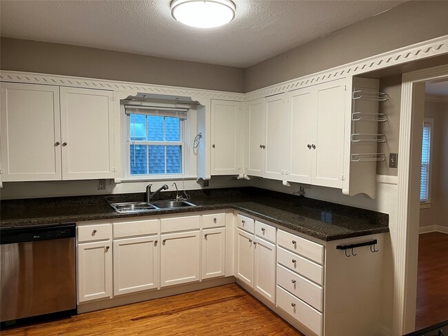 Foto del edificio - 2121 Milford St