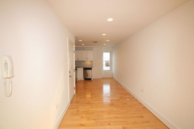 Building Photo - Spacious newly renovated Bi-Level 1 bedroo...