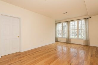 Building Photo - 402 9th St