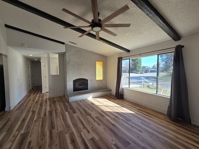 Building Photo - Must see! Conveniently located 3 bedroom with pets considered