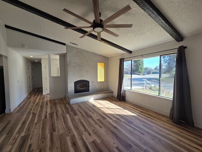 Foto del edificio - Must see! Conveniently located 3 bedroom with pets considered