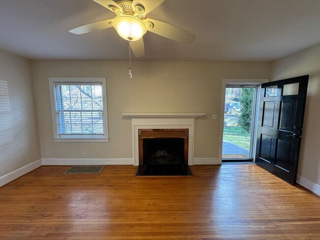 Foto del edificio - East AVL - Newly Renovated Older Home Featuring Garage and Bonus Room