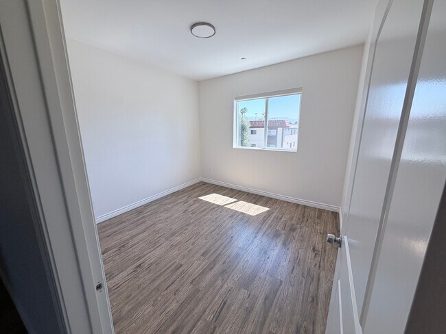 Building Photo - 12405 W Oxnard St