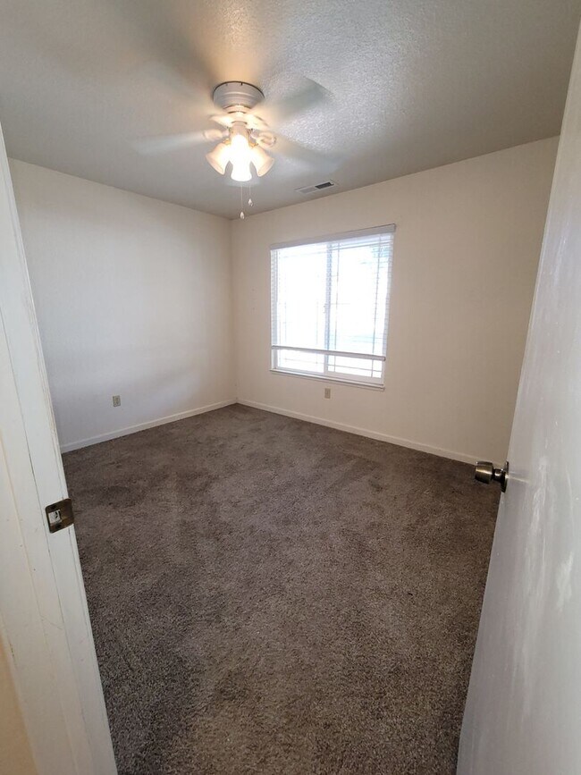 Foto del edificio - REDUCED! Spacious Home Available Now!!