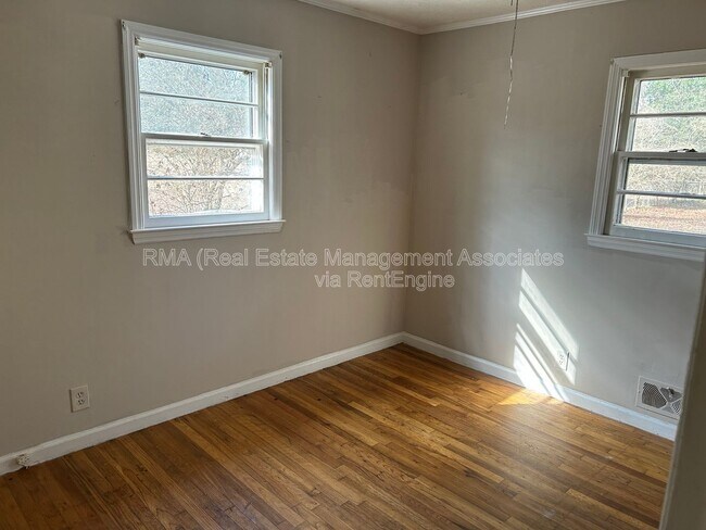 Building Photo - 1313 Oakdale Dr