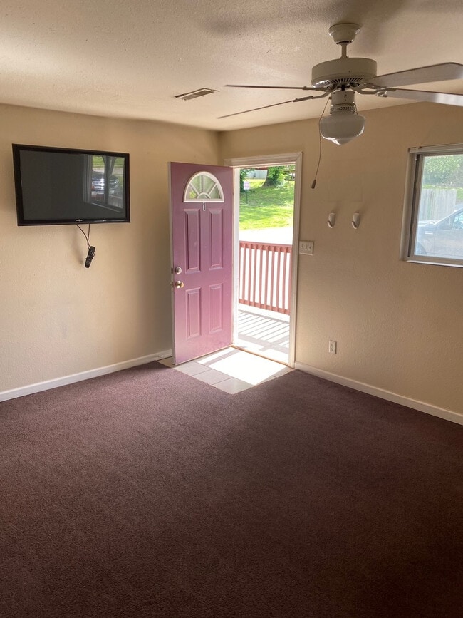 Building Photo - 319 E Mill St