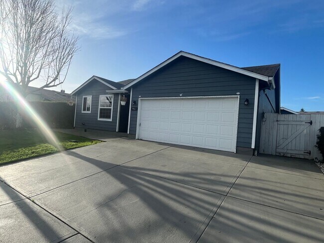 Foto del edificio - Bright & Updated 3-Bed, 2-Bath Home with Private Fenced Yard – No Rear Neighbors!!