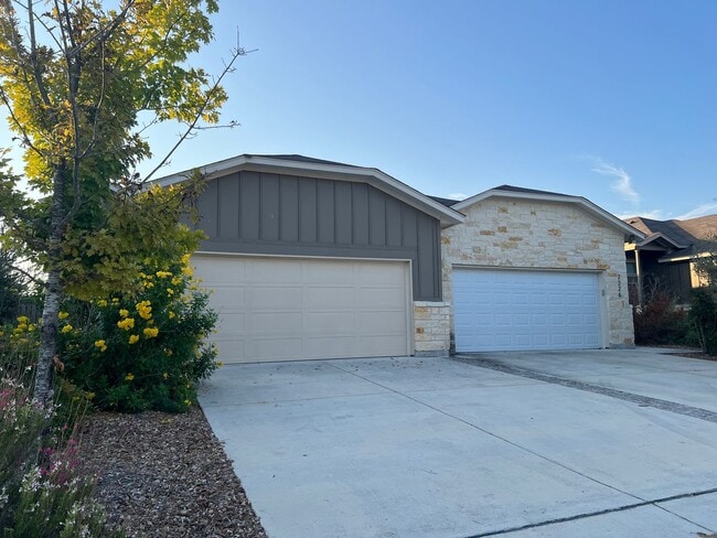 Building Photo - Luxury 3 Bed-2 Bath Duplex in NBTX!