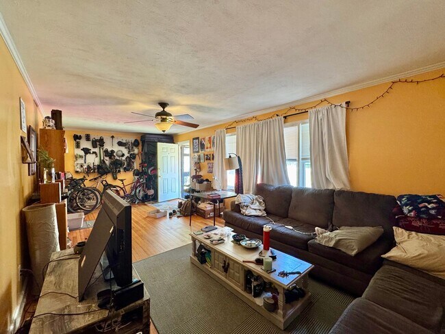Foto del edificio - Charming Carrboro Classic | 3-Bedroom Home Steps from Downtown!