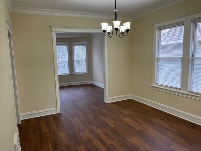 Building Photo - 1822 W Greenleaf Ave